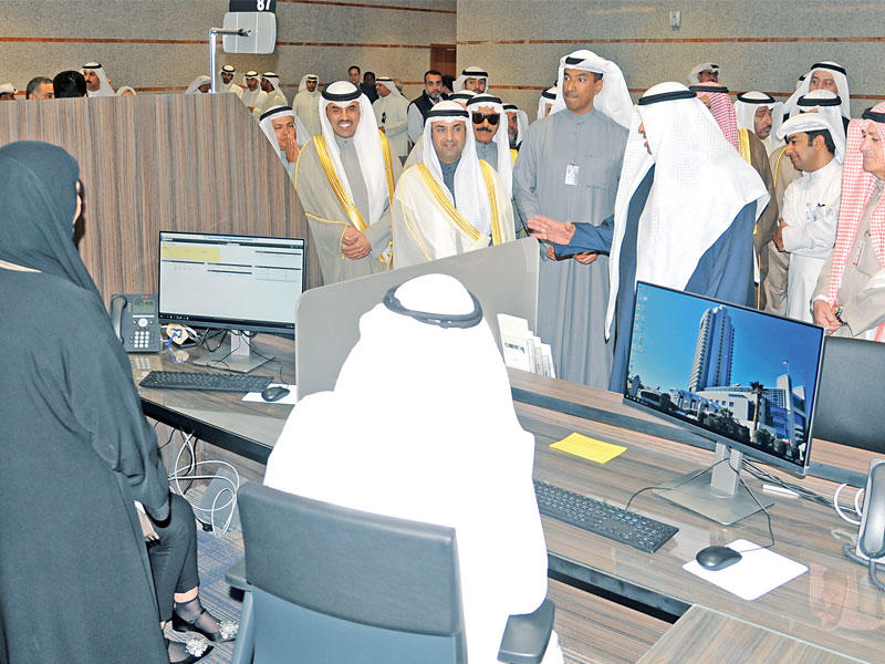 الحجرف يطلع على بعض أقسام «التأمينات» بعد افتتاح الفرع الجديد