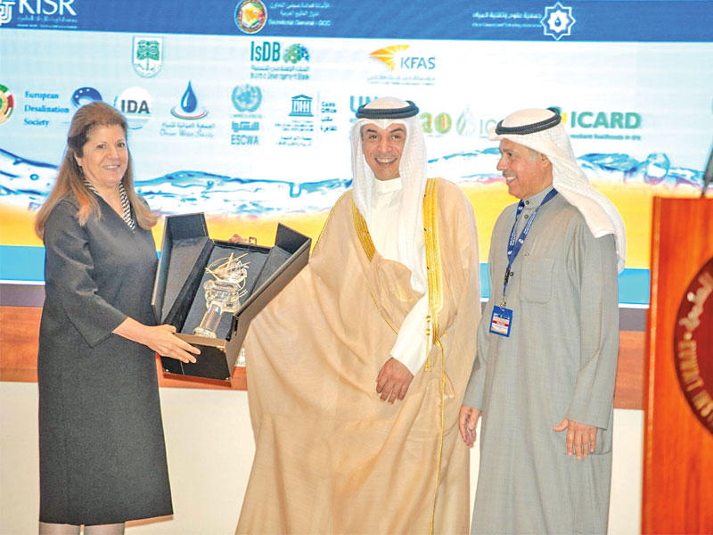 العازمي والزياني وسميرة السيد عمر خلال المؤتمر