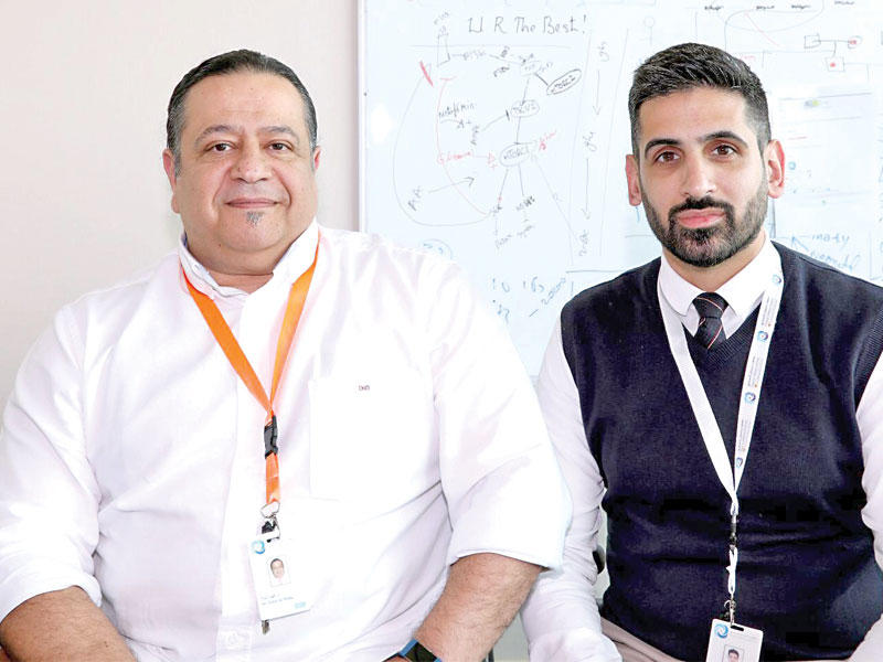 البروفيسور فهد الملا (يسار) ود. حمد الياسين