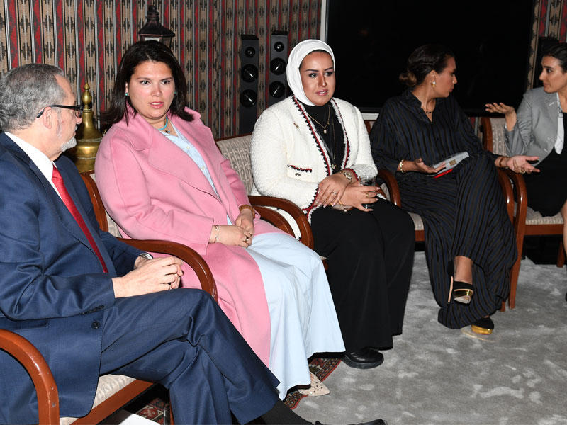 السفير الاميركي وبعض المشاركات في الملتقى