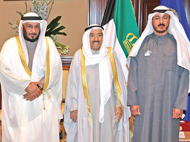 الأمير خلال استقباله الخراز وجمعية ملتقى الكويت الخيري أمس