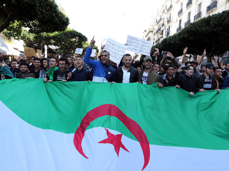 طلاب جزائريون يتظاهرون امس (إي بي ايه)