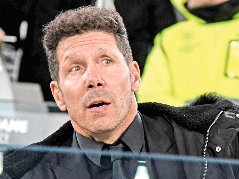 الأرجنتيني دييغو سيميوني المدير الفني لفريق أتلتيكو مدريد الإسباني لكرة القدم 