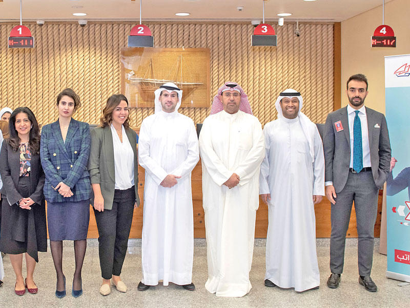 أعضاء فريق بنك الخليج إلى جانب ممثل وزارة التجارة 