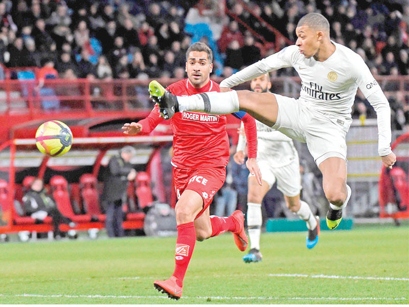 مبابي نجم باريس خلال مواجهة ديغون