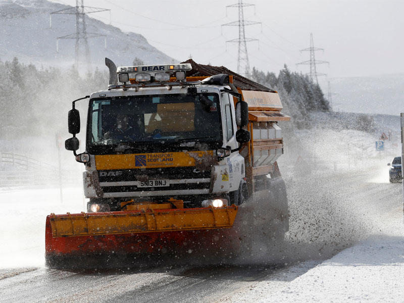محراث ثلجي يمر عبر ممر دراموشتر باسكتلندا  بريطانيا