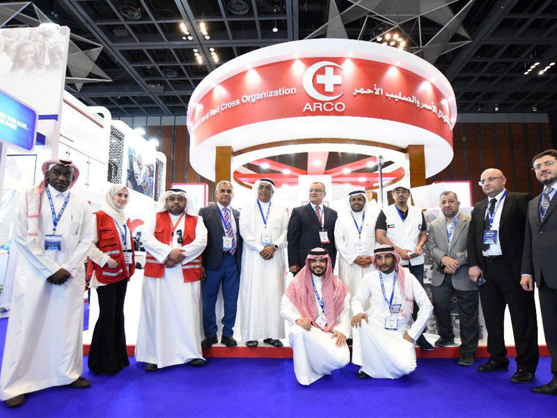 الامين العام لمنظمة العربية للهلال الاحمر والصليب الاحمر الدكتور صالح السحيباني مع عدد من وفود الجمعيات الإغاثية العربية المشاركة