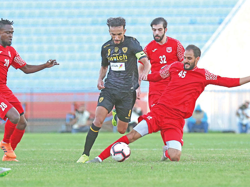 صالح الشيخ يحاول تجاوز دفاع الفحيحيل في لقاء سابق