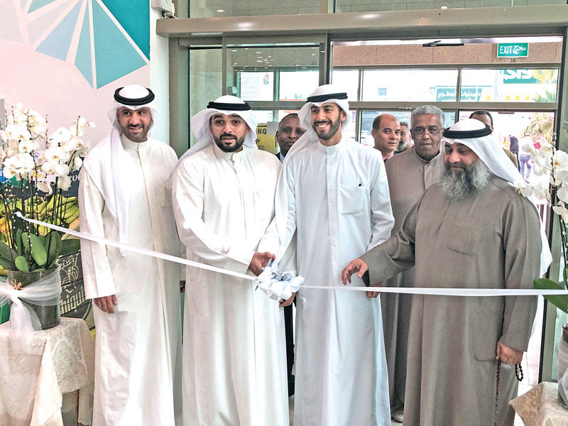 شعيب والفارس خلال قص شريط افتتاح سوق الضاحية المركزي 