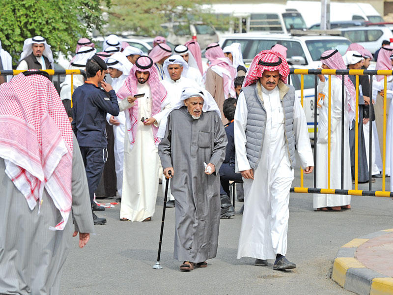 حضور أمام أحد مراكز الاقتراعt(أرشيف)