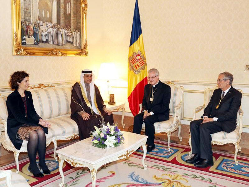  سفير الكويت لدى اسبانيا عياده السعيدي يقدم أوراق اعتماده سفيرا محالا وغير مقيم فوق العادة لدى إمارة أندورا الى الأسقف جوان انريك فيفيس اي سيثيليا والأمير المشارك لإمارة أندورا? 
