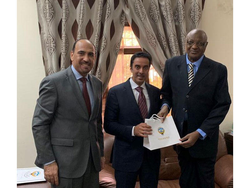  امين عام وزارة الخارجية بجمهورية مالي محمد ميغا مع مساعد وزير الخارجية الكويتي لشؤون افريقيا السفير حمد المشعان و سفير الكويت لدى غانا والمحال الى مالي محمد الفيلكاوي 