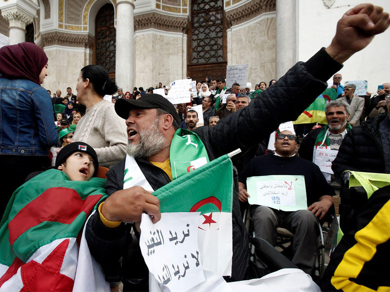 متظاهرون جزائريون يرفضون التمديد للعهدة الرابعة في العاصمة الجزائرية أمس (رويترز)n