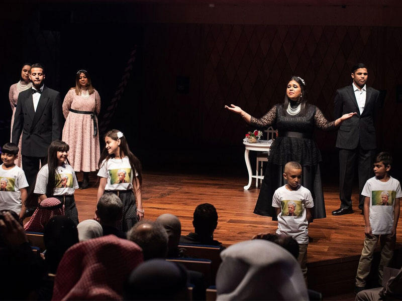 المغنيان فاطمة ونيازي أثناء العرض