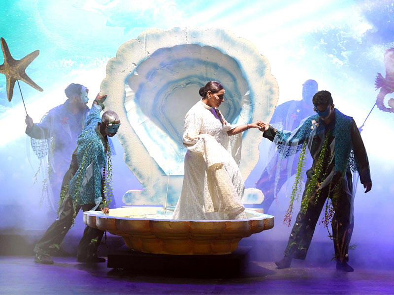 فاطمة الصفي في مشهد من المسرحية