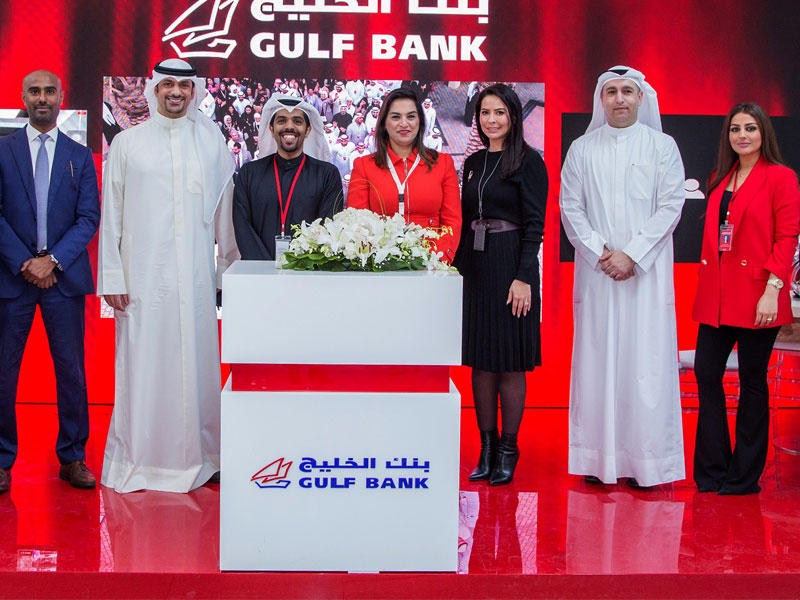 سلمى الحجاج تتوسط فريق بنك الخليج 