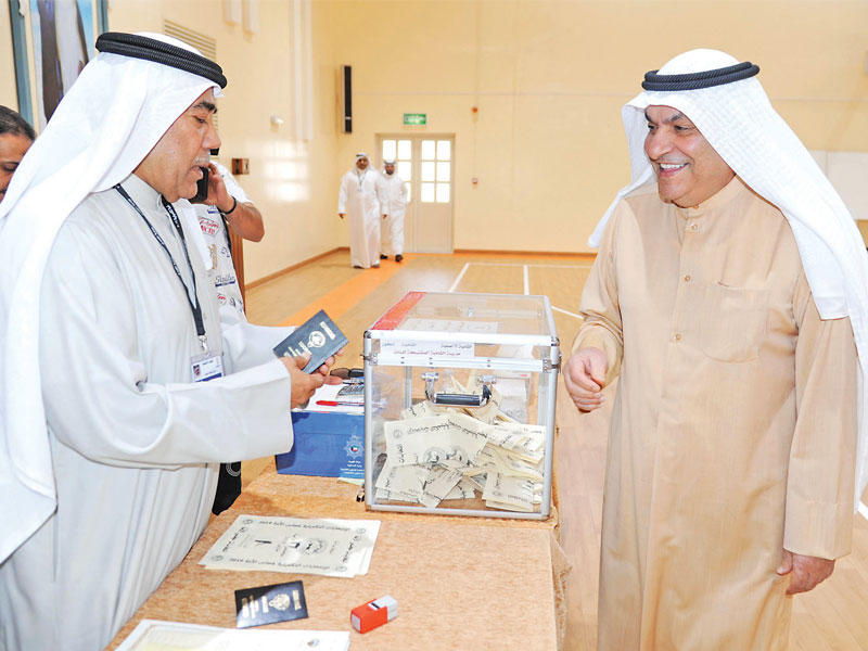 محمد الصقر خلال الإدلاء بصوته