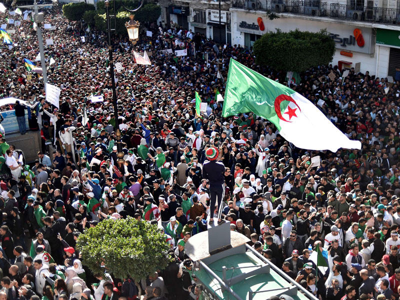 محتجون ضد بوتفليقة وسط العاصمة الجزائر أمس الأول (أ ف ب)