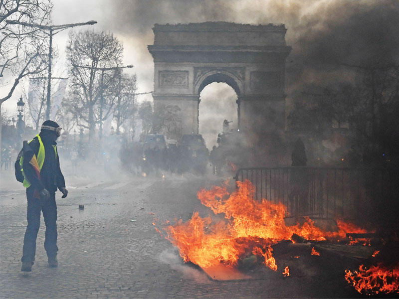 متظاهرون في باريس (أ ف ب)