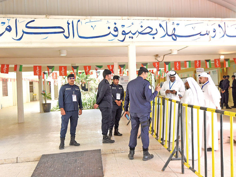 جانب من عملية الاقتراع في الدائرة الثالثة