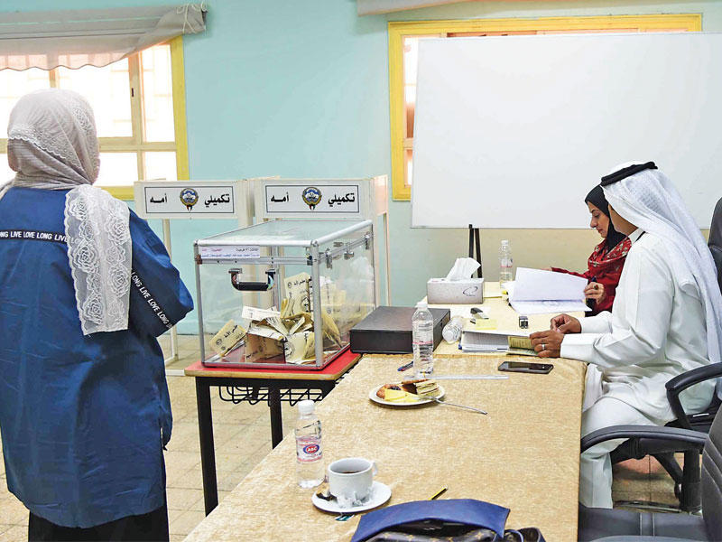 جانب من عملية الاقتراع في الدائرة الثالثة