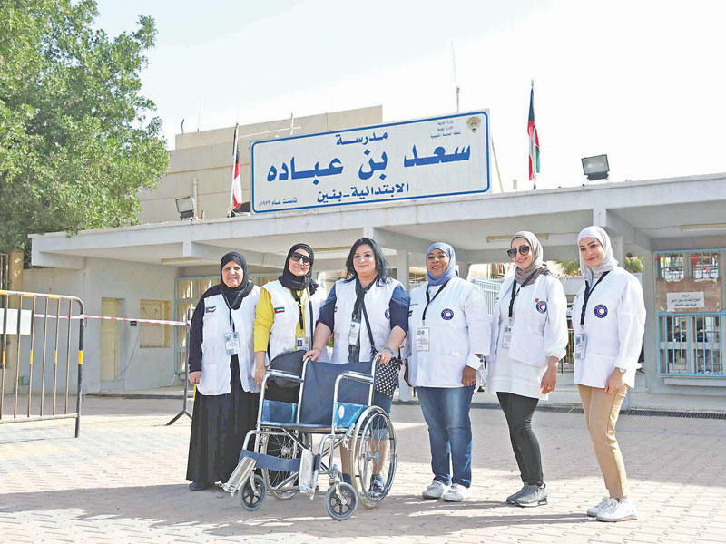 فريق طبي أمام أحد المقار الانتخابية