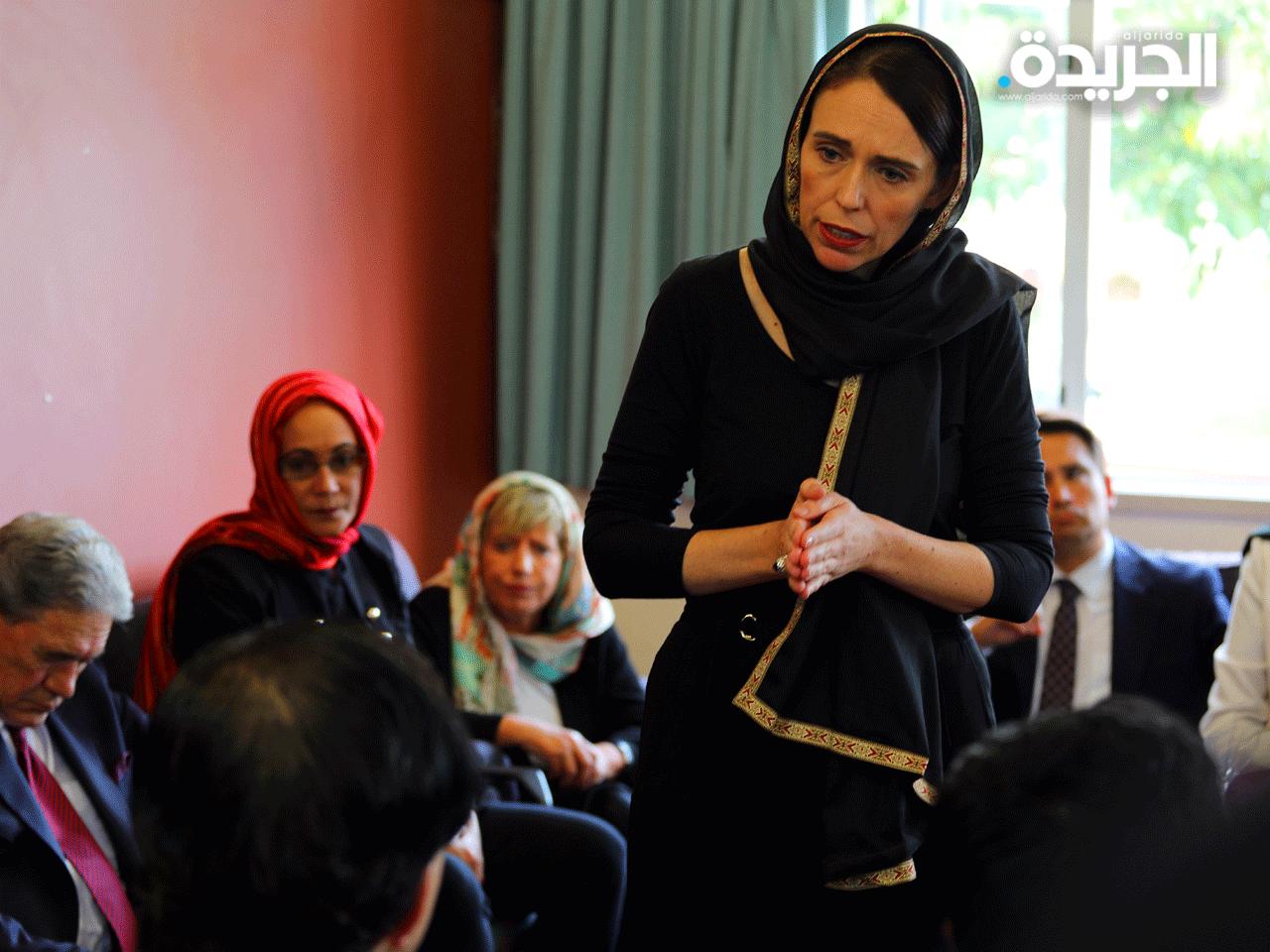 أرديرن مرتدية الحجاب خلال لقائها ذوي الشهداء