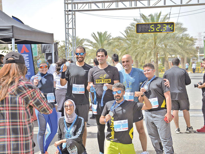صورة جماعية للفائزين في الماراثون