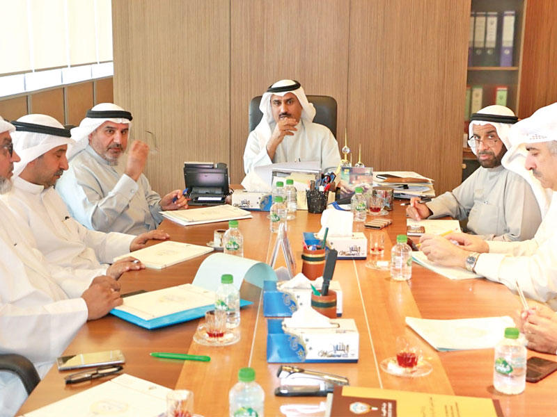 الحربي والوكيل الغيص ومديرو المناطق خلال الاجتماع