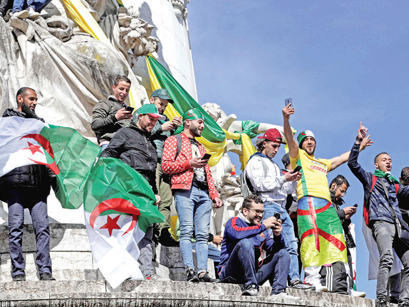 جزائريون يتظاهرون ضد بوتفليقة في باريس أمس (أ ف ب)