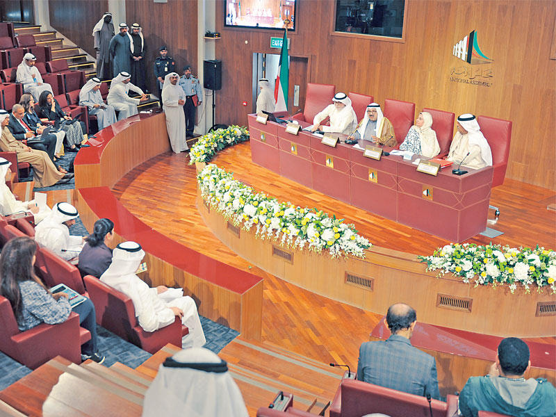 ناصر الصباح متوسطاً خورشيد وأكبر والراشد في المؤتمر الصحافي أمسt(تصوير عبدالله الخلف)