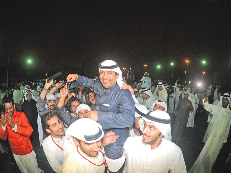 الملا محمولاً على الأكتاف