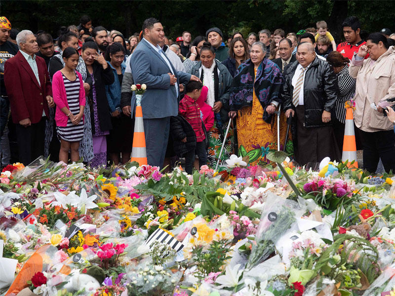 مواطنون يضعون وروداً تكريماً لضحايا هجوم المسجدين في مدينة كرايستشيرش أمس  (أ ف ب)