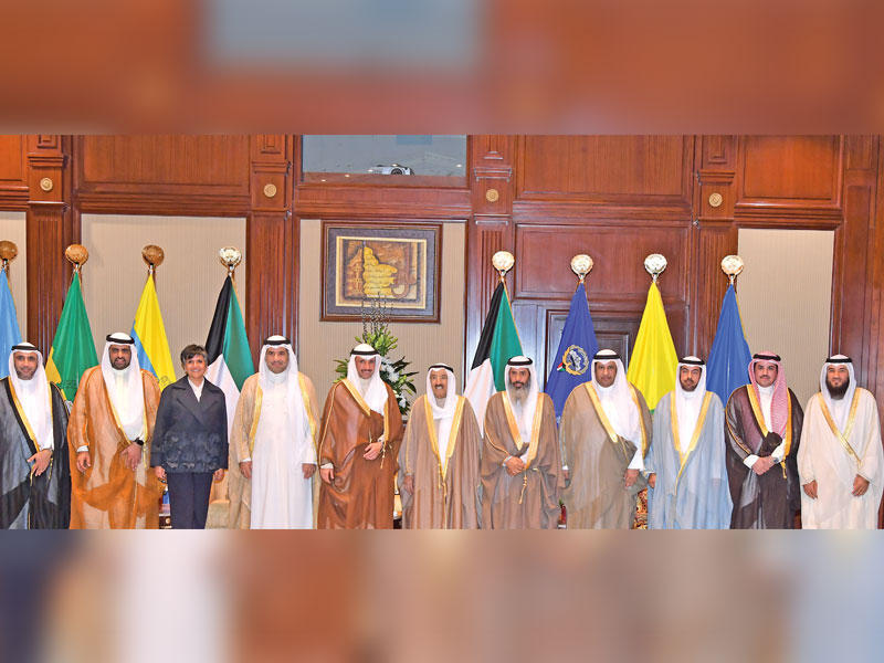 الأمير مستقبلاً الغانم وأعضاء الوفد البرلماني المشارك في اجتماع «التعاون الإسلامي» أمس 