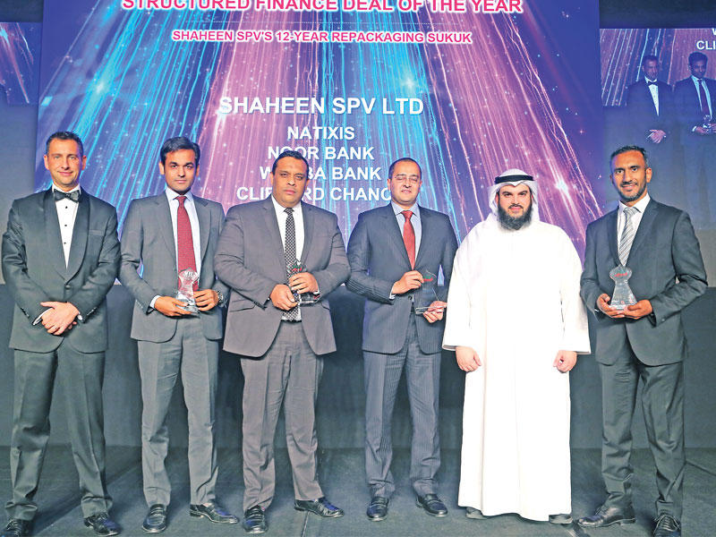 ثويني الثويني يتسلم الجائزة