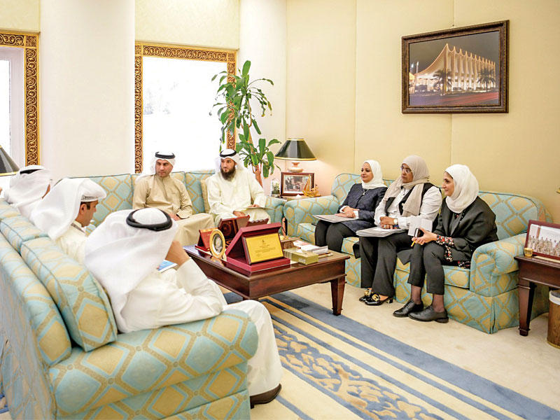 الكندري خلال اللقاء مع موظفي الأمانة