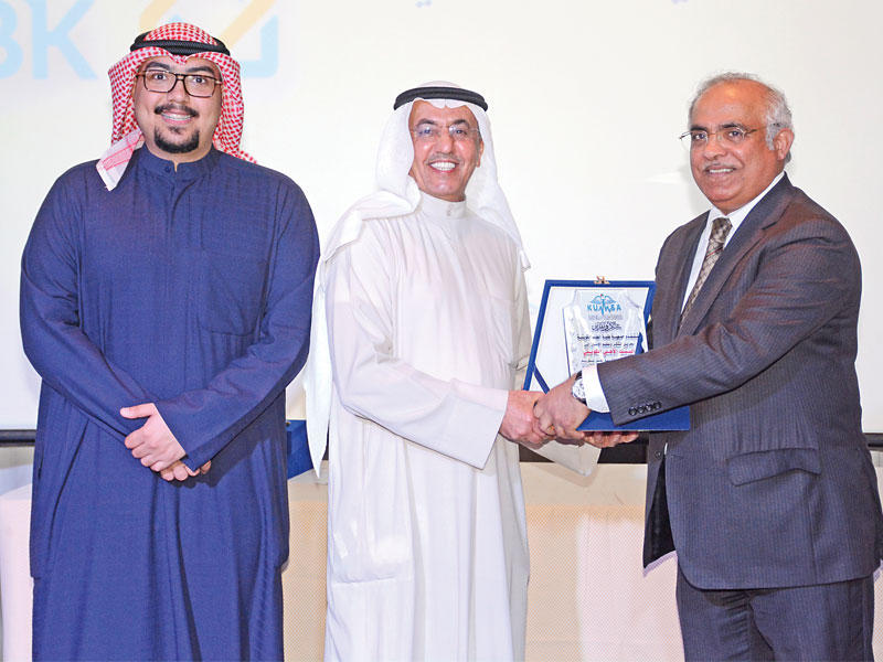 فوزي الثنيان يتسلم درع شكر من د. عادل خضر