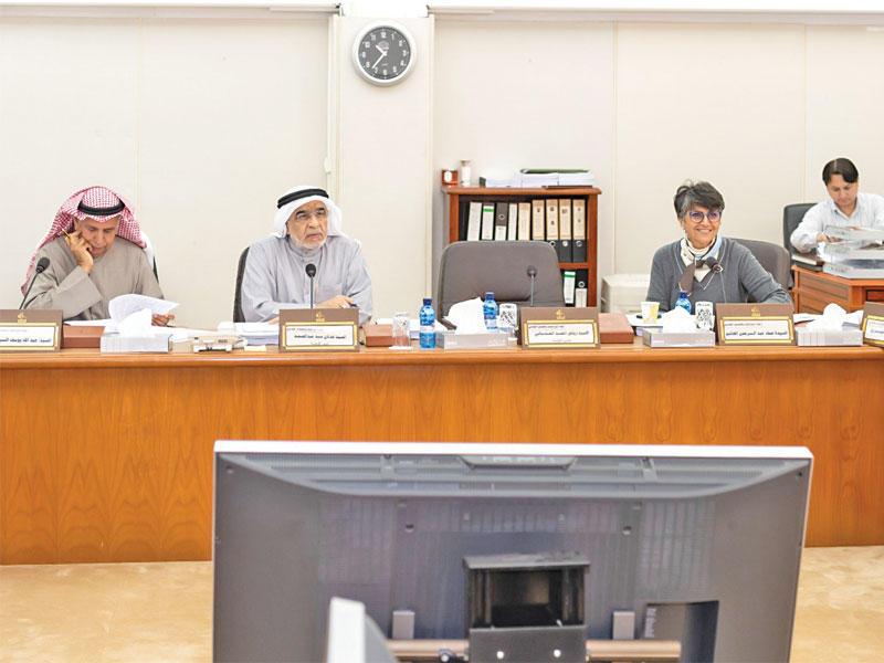 أعضاء اللجنة في اجتماعها