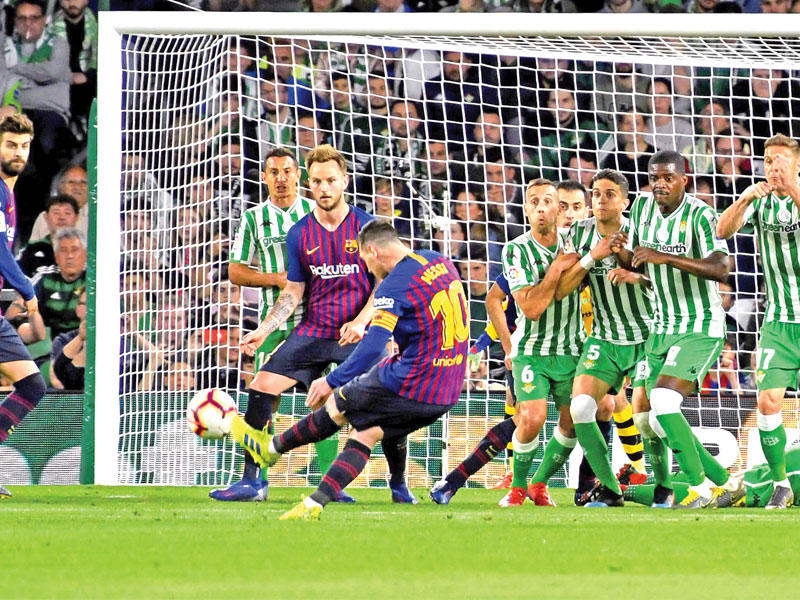 ميسي نجم البرشا يسدد ركلة حرة أمام بيتيس