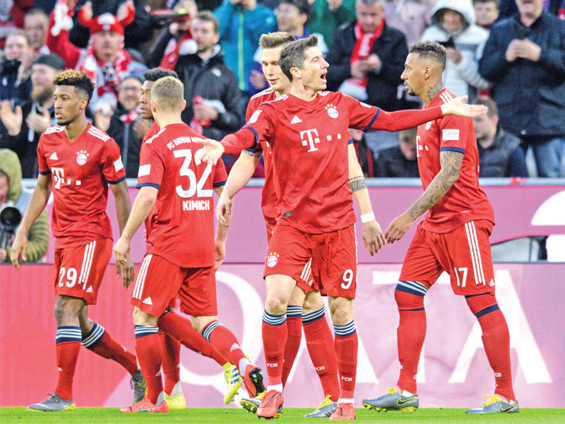 ليفاندوفسكي نجم بايرن يحتفل بعد إحرازه هدفاً في مرمى ماينز