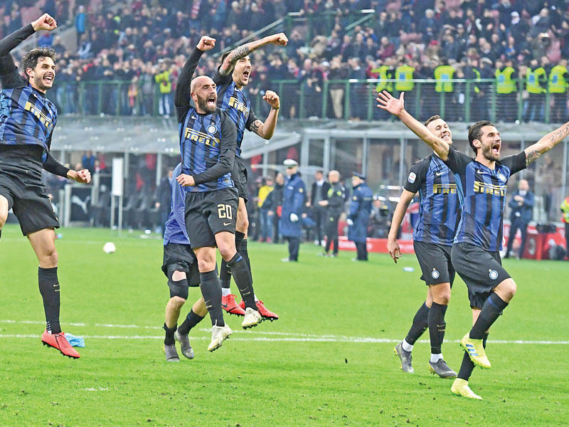 فرحة لاعبي الإنتر بعد الفوز على ميلان