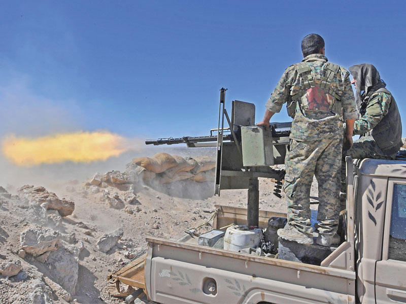 كرديان يفتحان النار على «داعش» في الباغوز أمسt(أ ف ب)