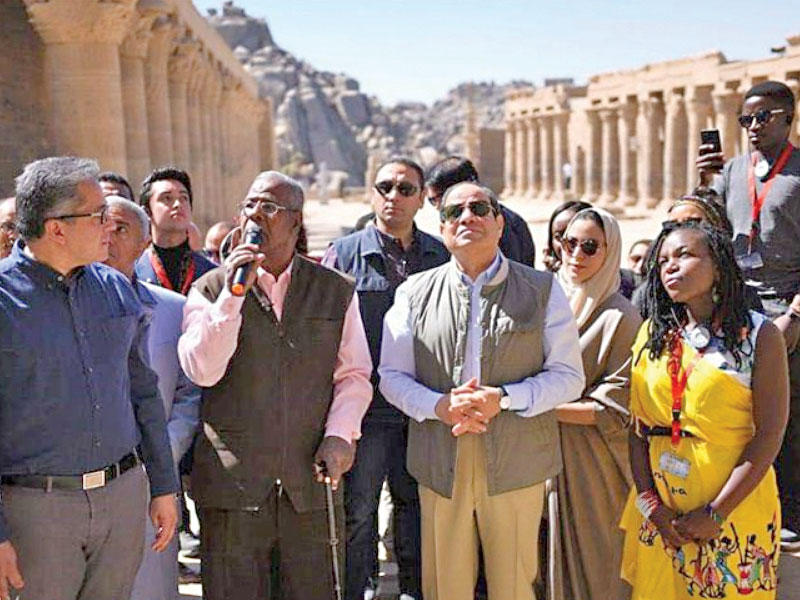 السيسي مع شبان عرب وأفارقة في معبد فيلة 