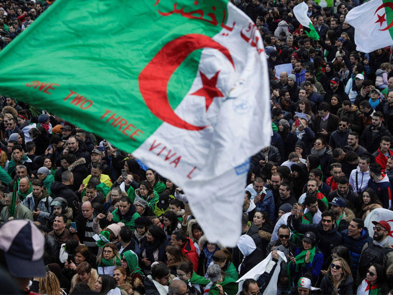 جزائريون يحتجون ضد تمديد العهدة الرابعة في باريس أمس الأول (أ ف ب)
