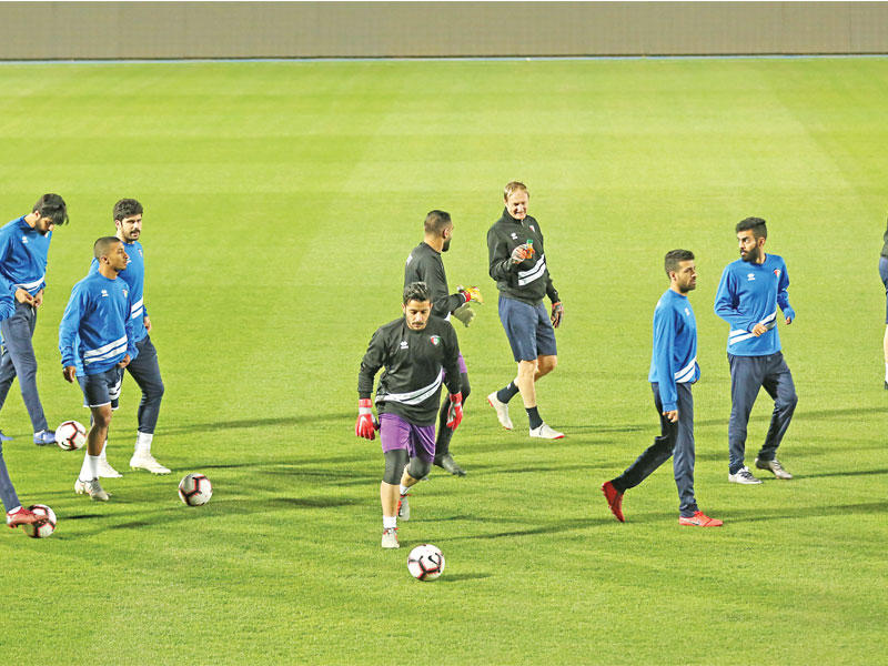 جوزاك يوجه اللاعبين في التدريب الأول للأزرق (تصوير جورج ريجي)