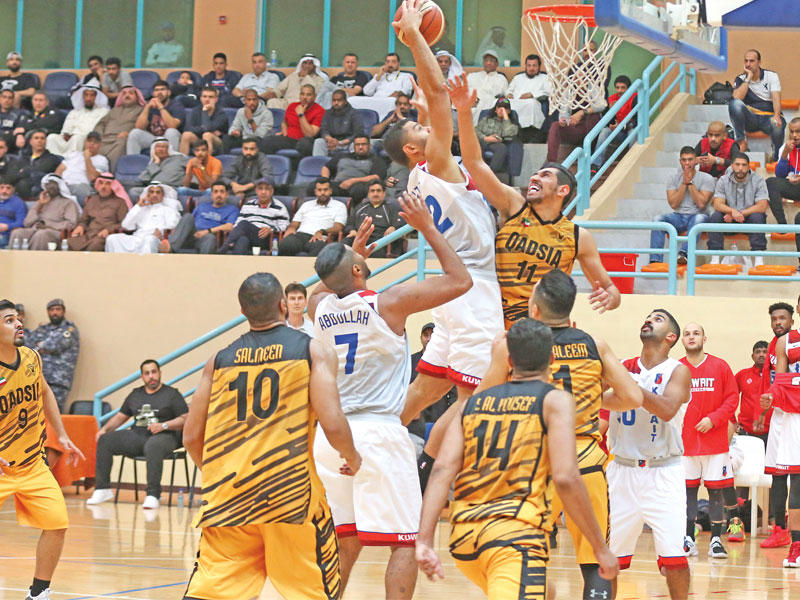 صراع تحت السلة في مباراة الكويت والقادسية (تصوير جورج ريجي)