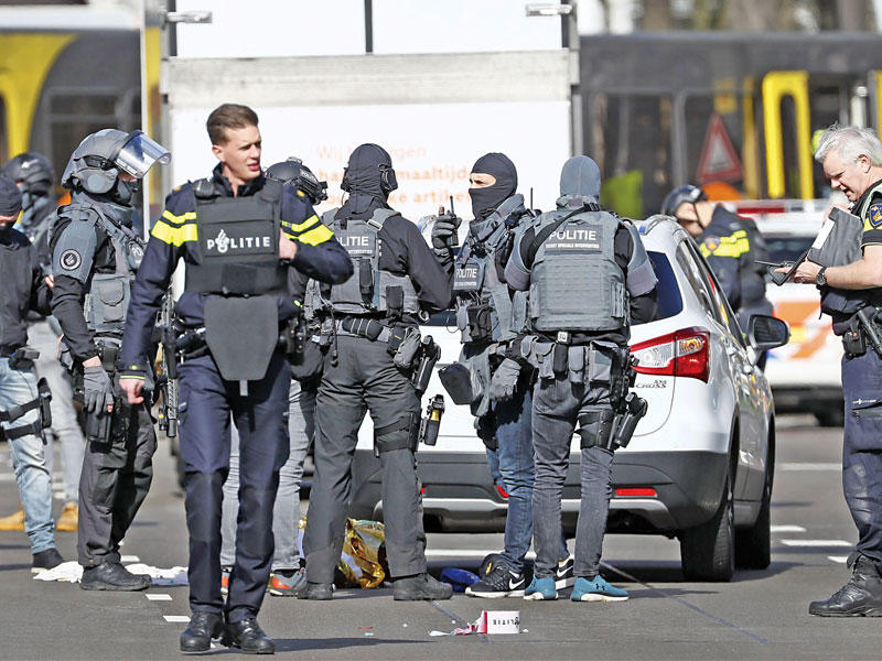 عناصر من الشرطة الهولندية في موقع اطلاق النار داخل المحطة في أوتريخت أمس (أ ف ب)n
