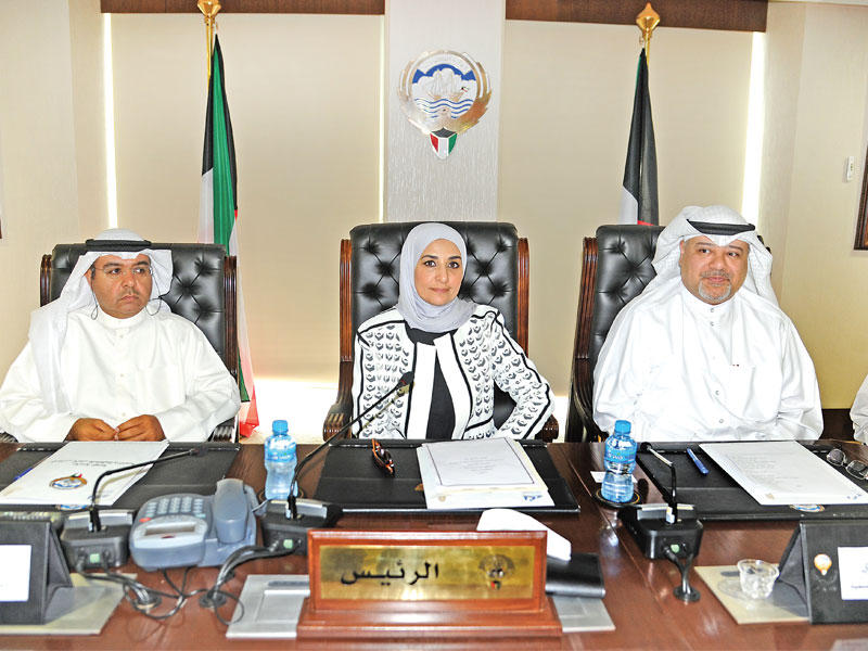 العقيل خلال المؤتمر الصحافي ويبدو مهدي