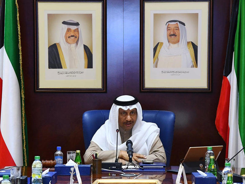 المبارك خلال ترؤسه اجتماعاً للوقوف على الاستعدادات الحكومية لبدء خطة صيانة الطرقn