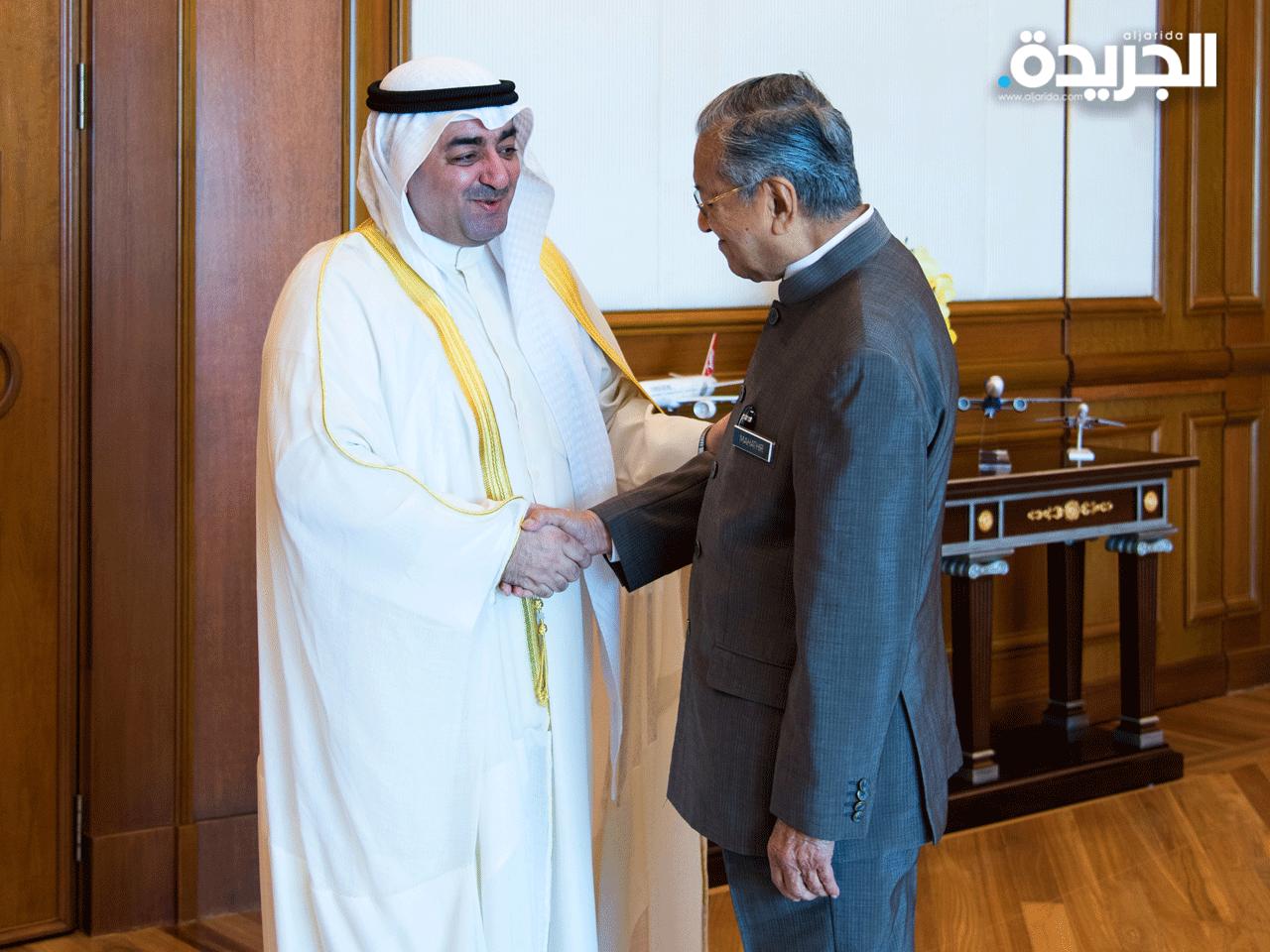 رئيس الوزراء الماليزي لدى استقباله السفير العسعوسي في مكتبه بمدينة بوتراجايا